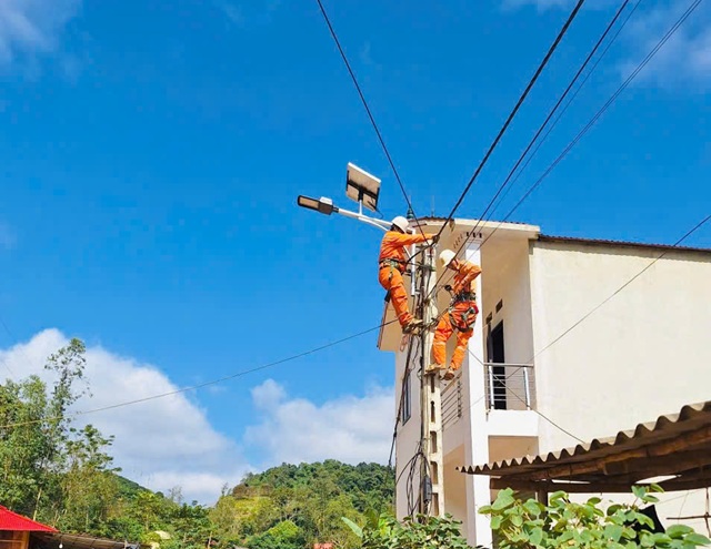 Đội Quản lý điện lực khu vực Thuận Châu – Quỳnh Nhai triển khai hoạt động “Thắp sáng làng quê” tại xã Mường Bám